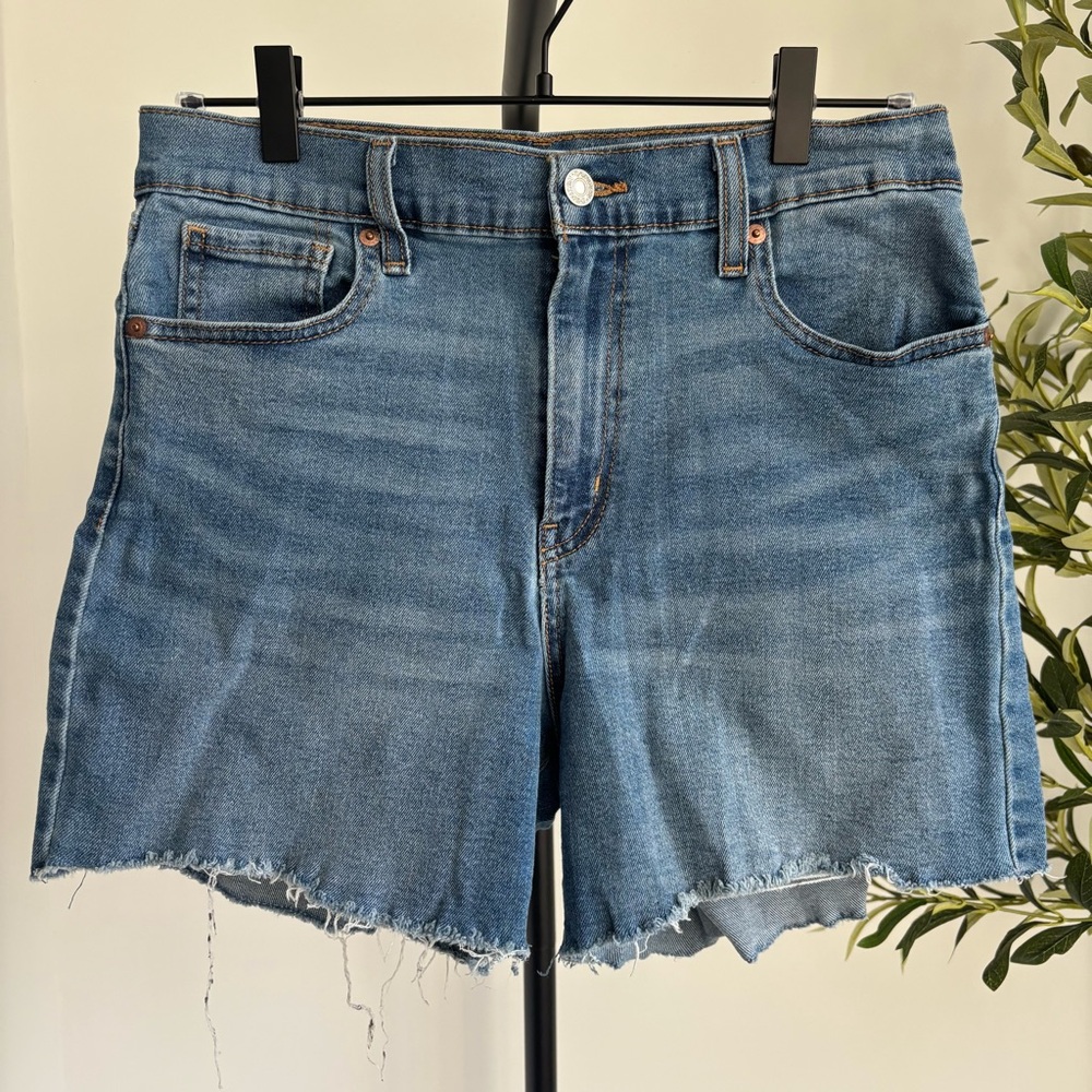 • [Levi’s] Vintage High Rise Shorts •
